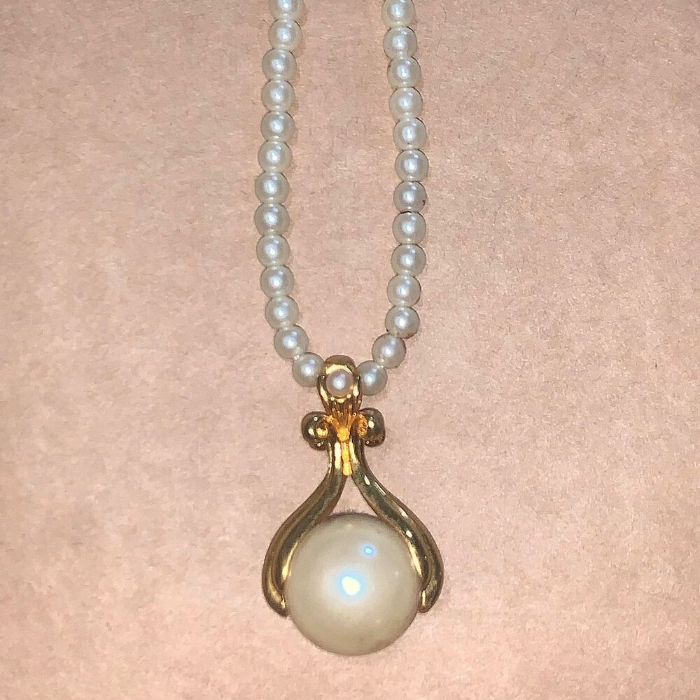 Vintage Faux Pearl Necklace, Large Pearl Pendant, Gold Setting, Bead Necklace - Picture 3 of 4